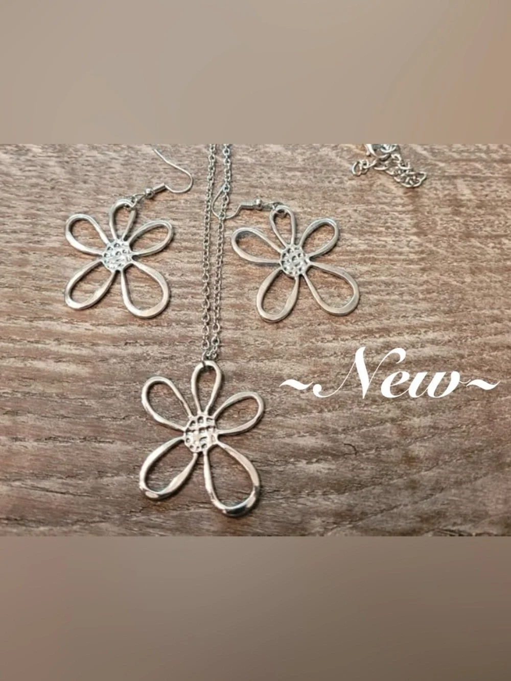Boho Delicate Silver Daisy Pendant Necklace and Earring Set ~ New~